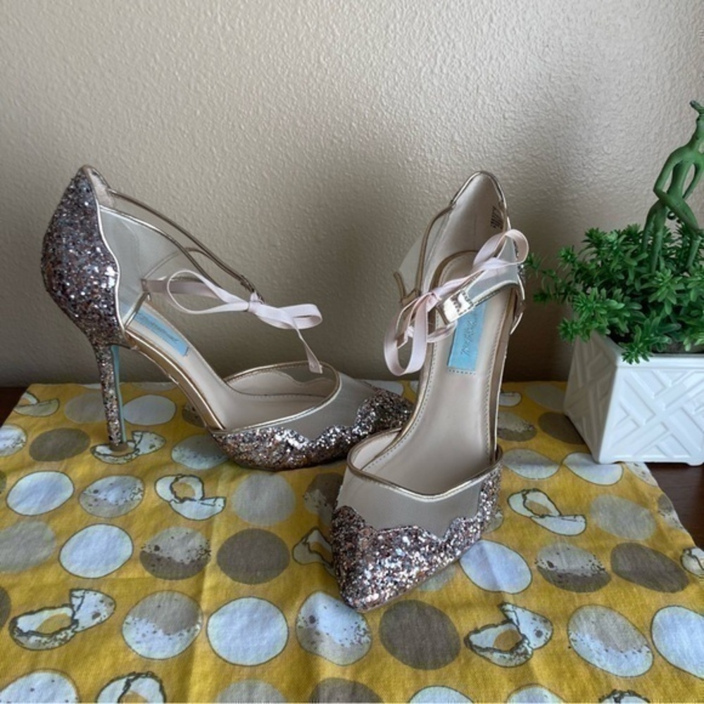 Betsey Johnson Stela pale pink glitter wedding heels size 8